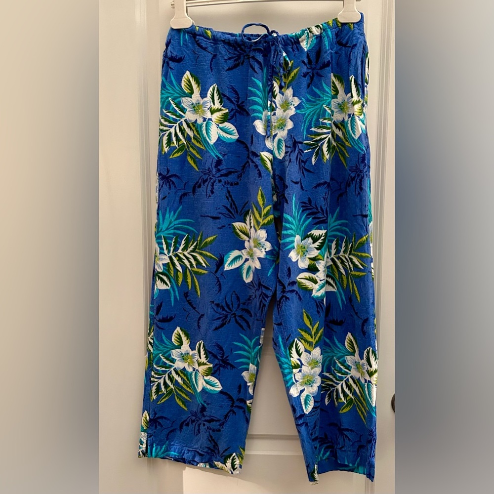 Women’s White Stage Hawaiian Blue Capris XL (16-18) Preowned but no wear shown.